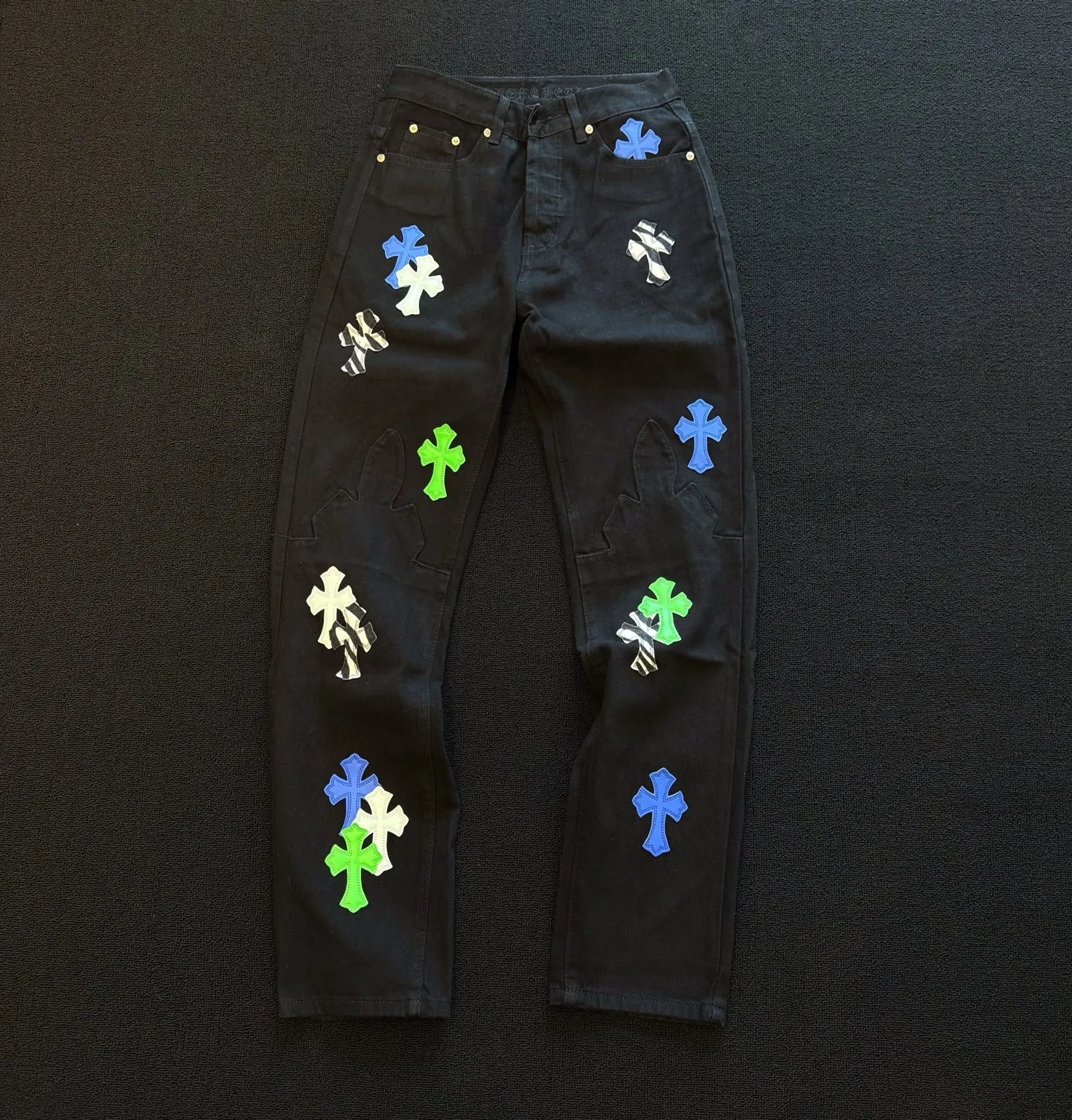 P270 model number: D360 ChromeHearts ChromeHearts green zebra patch leather straight jeans, ceiling-level jeans, a pair is hard to find at the counter‼ ️About Zangyin✅This is an extremely luxurious fashion brand that can also be called the aristocracy of the high street. It has always been an exclusive brand for some hipsters or rich second generations. The color of this model is already very eye-catching by using a unique washed material. It is decorated with pink patch cross flowers, which cleverly highlights the charm of the brand. Secondly, this model adopts a classic high-waist cut design, which highlights the long legs and fashionable temperament of the upper body. The brand is highly recognizable and the slim-fitting configuration is more suitable for daily wear. The personality will be fashionable and the specifications can be seen at a glance. Materials and technology ✅ Needless to say, this point goes without saying. As an excellent craftsman brand, Zangyin's requirements for details and craftsmanship are really perfect. The washed color of this model has gone through a lot of processes, not to mention the embellishment of the denim appliqués. It is also purely handmade and sewn. Just like what they believe in, only handmade things have soul and have the meaning of wearing. A top-notch heavy-duty fashionable denim item, recommended by both hands‼ ️ Size: 28, 30, 32, 34, 36 (S-XXL) Color: Black Size reference: Pants length 100 102 104 106 106 Waist 72 76 80 84 88 Recommended weight S (about 110 pounds) M (about 120 pounds) L (about 140 pounds) XL (about 165) XXL (about 185)